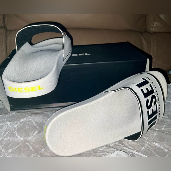 **SOLD**    DIESEL SA-VALLA Pool Slides with logo print, white/black/yellow - Picture 2 of 4